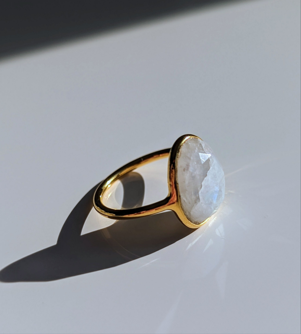 Manila - Large Rainbow Moonstone Ring