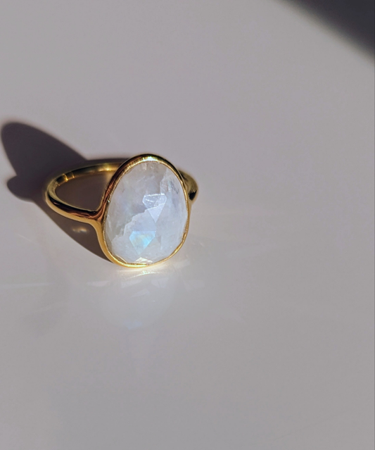 Manila - Large Rainbow Moonstone Ring